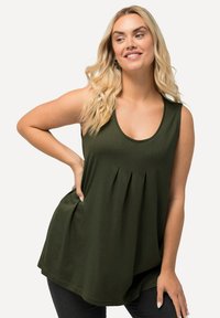 Top senza maniche verde scuro realizzato in tessuto morbido, con scollatura a barca, dettaglio di plissè nella parte anteriore e vestibilità comoda.