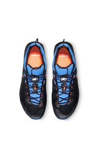 Svarta och blåa sportskor med övre del i nät, texturerade accenter, livlig orange innersula, flerfärgade snören och en logo på tungan.