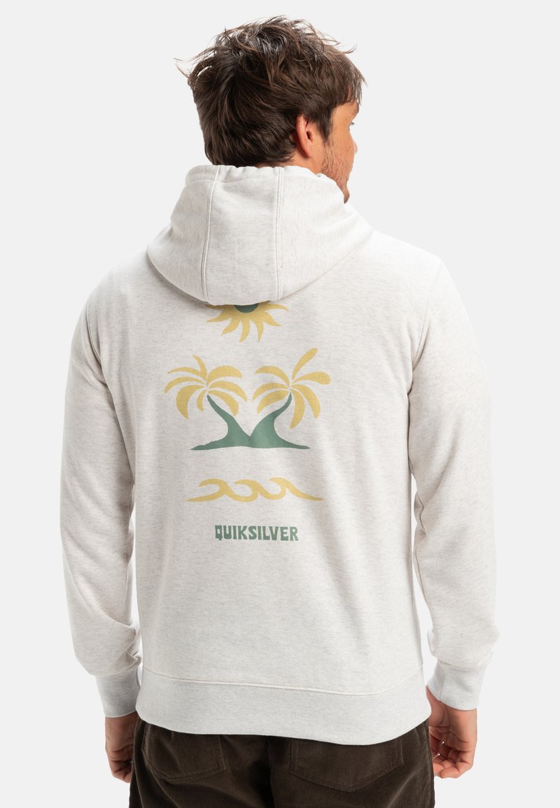 Lys grå hættetrøje med snor, der har et grafisk motiv af en palmetræ og sol i grøn og gul på ryggen, samt teksten "QUIKSILVER" nedenunder.