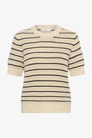 Lyhythihainen beige neulepusero, jossa mustat vaakaraitoja ja pyöreä pääntie, jossa on teksturoitu avoin kudonta.