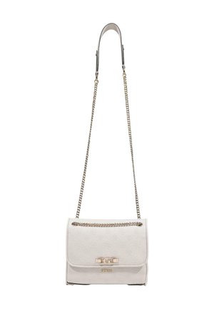 Borsa a tracolla bianca Guess con motivo logo in rilievo, tracolla a catena color oro e dettaglio fibbia metallica frontale.