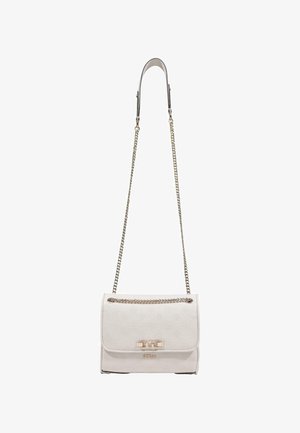 Sac bandoulière blanc Guess avec motif de logo embossé, chaîne à maillons dorée et détail boucle métallique à l'avant.
