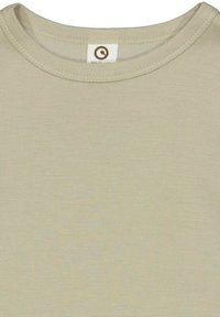 Helles beigefarbenes T-Shirt aus weicher Baumwolle, mit Rundhalsausschnitt und einem Etikett mit einem runden Logo. Glatte Textur, einfaches Design.