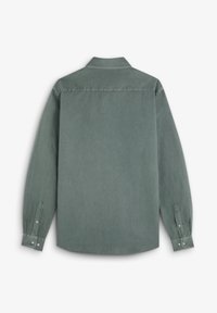 Camisa verde de manga larga hecha de una tela suave con cuello tipo camisa y puños abotonados. Presenta una textura simple y lisa.