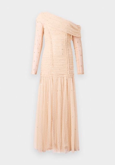 Lange, licht perzikkleurige off-shoulder jurk met gerimpelde lijf, doorzichtige lange mouwen, paillettenversieringen en een vloeiende tule rok.