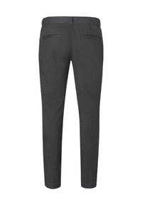 Grau, maßgeschneiderte Hose mit dezentem Muster, geraden Beinen, Gürtelschlaufen und zwei Gesäßtaschen. Der Stoff hat eine glatte Textur.
