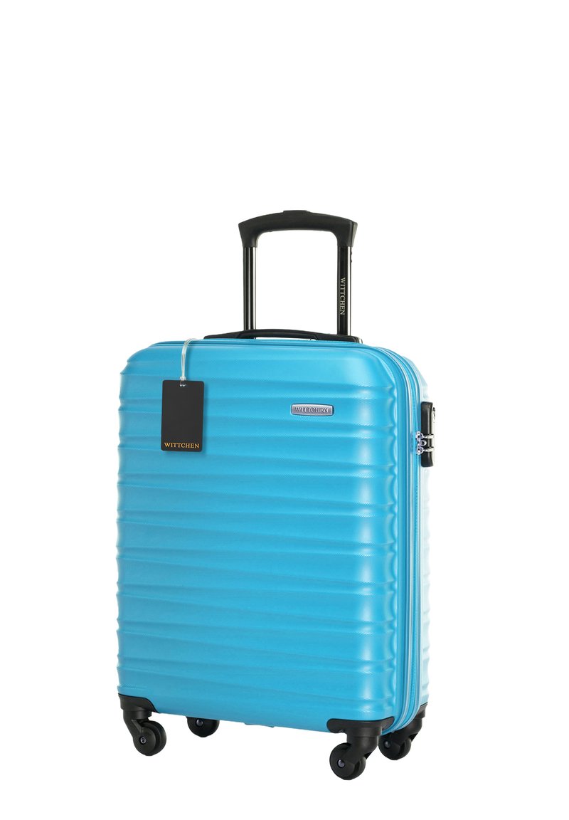 Tvrdý kufr v jasně modré barvě, s drážkovaným povrchem, sklopnou černou rukojetí a čtyřmi koly pro snadnou manipulaci.