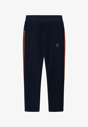 Marina byxor med elastisk midja, sidofickor och orange vertikala ränder längs sidorna. Har en liten logotypdetalj.