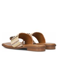 Bruine platte sandalen met geweven beige en crèmekleurige banden. Open teen ontwerp en platte houten zool. Gewatteerd patroon op de band.