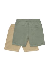 Zwei Shorts: eine olivgrüne und eine beigefarbene. Beide haben einen weichen Stoff, elastische Taillenbündchen, gesäumte Abschlüsse und eine Gesäßtasche.