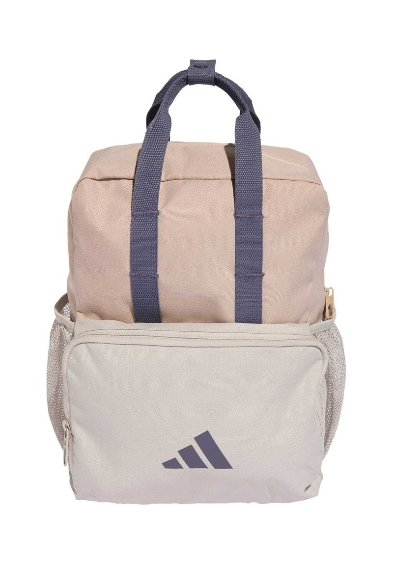 Zaino in canvas rosa chiaro con spallacci viola scuro, dotato di una grande tasca frontale e tasche laterali in rete grigie. Logo Adidas sul davanti.