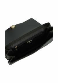 Borsa a mano in pelle nera con finitura testurizzata, accessori in oro e scomparto interno con zip. Il design presenta una forma strutturata.