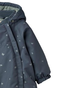 Ciemnoniebieska kurtka z kapturem, wyposażona w miękką, polarową podszewkę, ściągacze na rękawach oraz subtelny wzór z jasnoszarych liter.