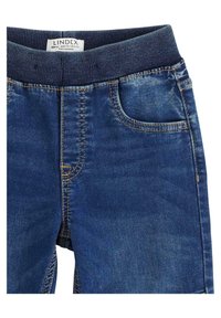 Pantaloni in denim blu con cintura elastica a coste, tasche frontali e cuciture gialle a contrasto, caratterizzati da una texture liscia e un taglio dritto.
