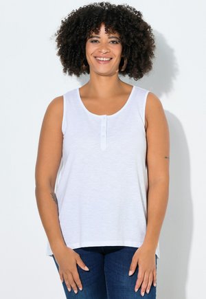 Top bianco senza maniche con scollo arrotondato, caratterizzato da una patta con bottoni e una vestibilità comoda. Tessuto liscio, abbinato a jeans in denim scuro.