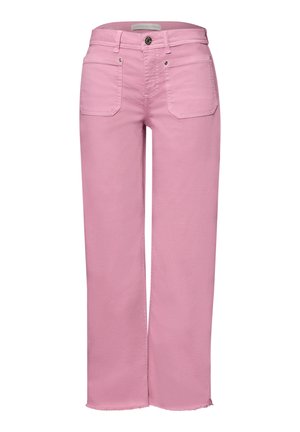 Różowe spodnie o średnim stanie, proste nogawki, z przednimi naszywanymi kieszeniami, zapięciem na guziki i surowym wykończeniem na białym tle.