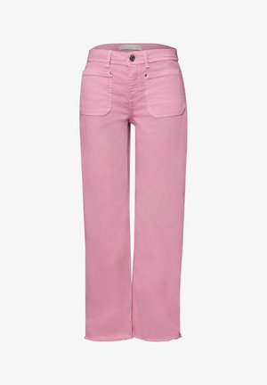 Pantalon rose à taille mi-haute et jambe droite avec poches plaquées à l'avant, fermeture par bouton, et ourlet brut sur fond blanc.