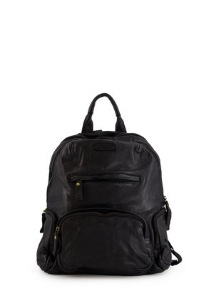 Czarny skórzany plecak z wieloma zamykanymi na zamek kieszeniami, górnym uchwytem i regulowanymi paskami na ramiona na białym tle.