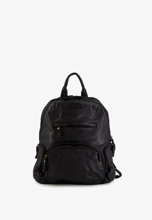 Czarny skórzany plecak z wieloma zamykanymi na zamek kieszeniami, górnym uchwytem i regulowanymi paskami na ramiona na białym tle.