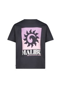 Musta lyhythihainen t-paita, jossa on suuri vaaleanpunainen gradienttikuva selkäpuolella auringon motiivilla ja teksti "MALIBU KADONNUT LOPUTTOMASSA KESÄSSÄ."