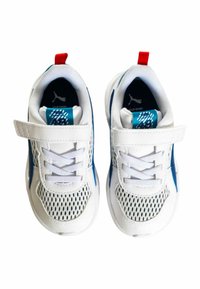 Scarpe da ginnastica bianche con dettagli blu, pannelli in mesh, lacci piatti e una fascia a strappo. Punta arrotondata e collarino imbottito. Linguetta del tallone rossa.