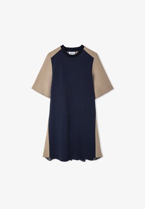 Vestido de manga corta con paneles delanteros y traseros en azul marino y mangas y paneles laterales en beige, escote redondo y ajuste holgado.