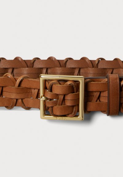 Πλεκτή καφέ δερμάτινη ζώνη με ορθογώνιο αγκράφα σε χρυσό τόνο και θηλιά, με λείο και υφή φινίρισμα σε όλη την επιφάνεια.