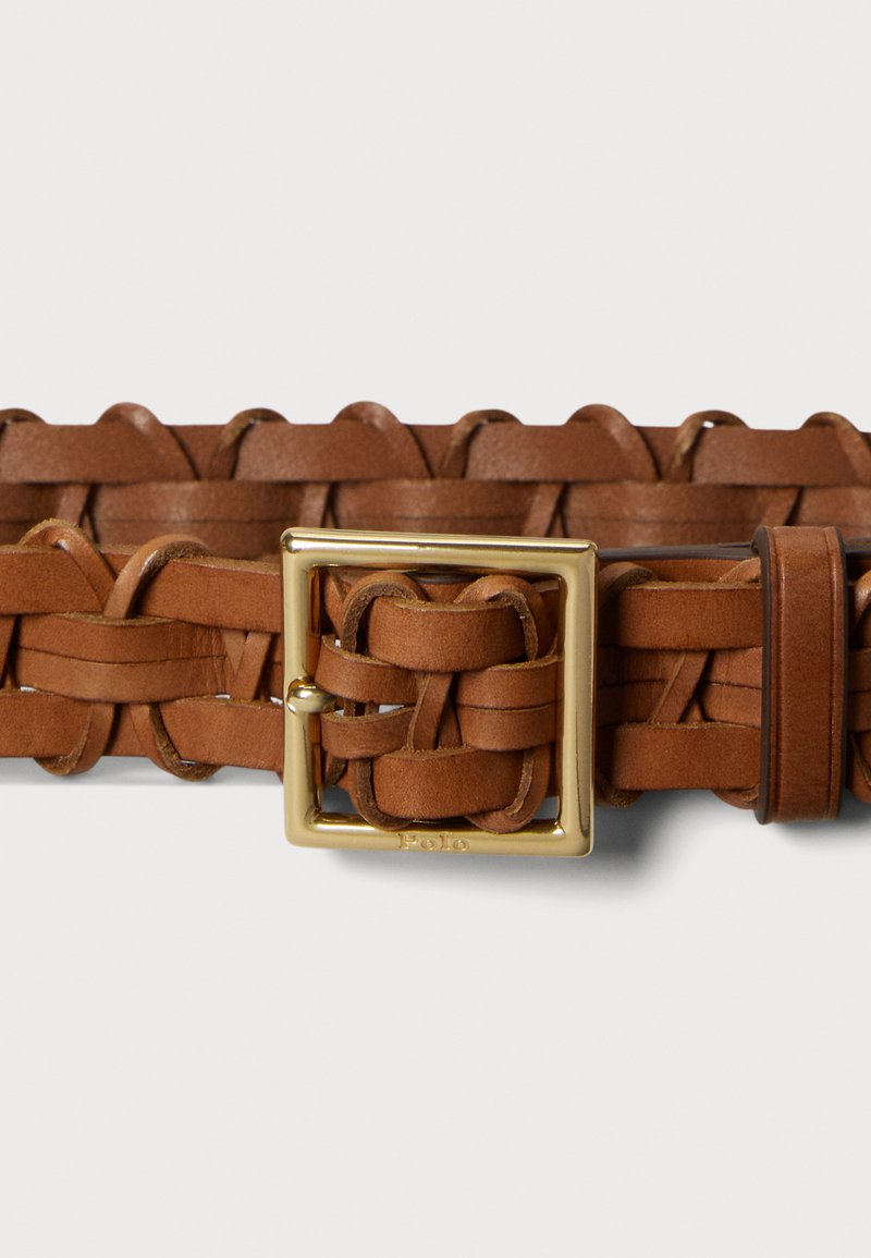 Ceinture en cuir marron tressé avec une boucle rectangulaire et une passants de couleur dorée, présentant une finition lisse et texturée sur toute sa surface.