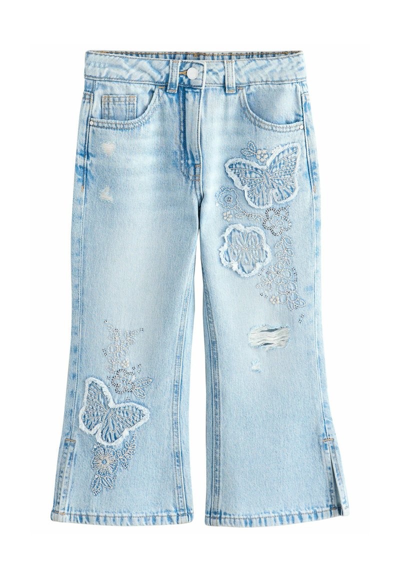 Ljusblå denimjeans med fjärilsbroderi, slitna detaljer och utsvängd form. Har framfickor och knäppning med knapp.