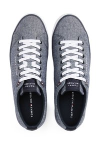 Tommy Hilfiger VULC CORE CHAMBRAY - Zapatillas - desert sky