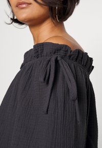 ONLY ONLTILLA THYRA OFF SHOULDER - Blusa - phantom