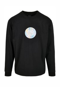 Crna majica dugih rukava od pamuka, s kružnim holografskim logom na prsima i detaljima teksta i geometrijskog dizajna.