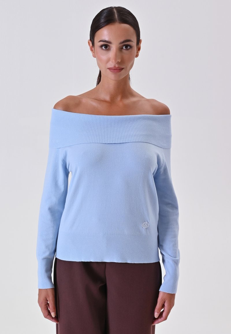 Lichtblauwe off-the-shoulder sweater met geribde halslijn en manchetten. Heeft een zachte textuur en een klein geborduurd logo aan de onderkant.
