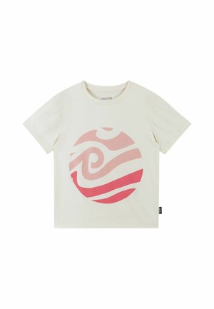 Biały T-shirt z krótkim rękawem, okrągłym dekoltem i dużym okrągłym abstrakcyjnym wzorem zawijanym w różowo-czerwonych kolorach na przodzie.