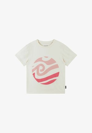 Biały T-shirt z krótkim rękawem, okrągłym dekoltem i dużym okrągłym abstrakcyjnym wzorem zawijanym w różowo-czerwonych kolorach na przodzie.