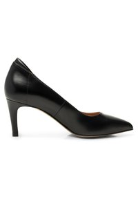 Décolleté nera in pelle con punta affusolata e tacco a spillo di 3 pollici. Texture liscia con dettagli di cucitura minimi e una silhouette curva.