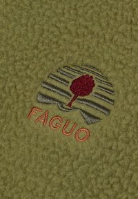 Groene fleece stof met een cirkelvormig logo met horizontale strepen, een silhouet van een boom in bordeauxrood en "FAGUO" in oranje eronder.
