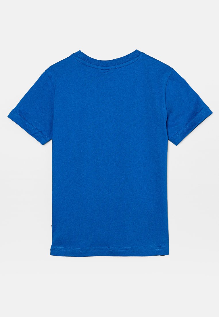 Camiseta de algodón azul real con mangas cortas, cuello redondo y dobladillo recto. Sin patrones ni gráficos visibles.