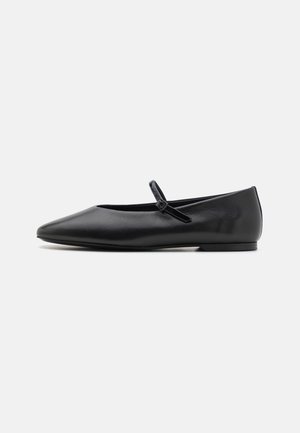 Zapato plano Mary Jane de cuero negro con punta puntiaguda y una delgada correa ajustable, mostrado de perfil sobre fondo blanco.