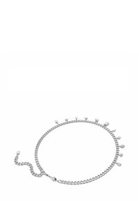 Silberne Kettenhalskette mit geflochtenem Design, verschiedenen geformten Akzenten und klaren Edelsteinen, die ihre reflektierende Textur betonen.