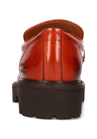 Röda läder slip-on skor med rund tå, tjock brun sula och synlig sömdetalj vid hälen och övre kanten.