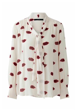 Lange mouwen blouse in lichtroom met een striknek, versierd met rode lippenprint patronen en gathered mouwen voor een textuurfinish.