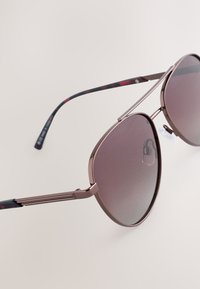 Unausgewählt, brown