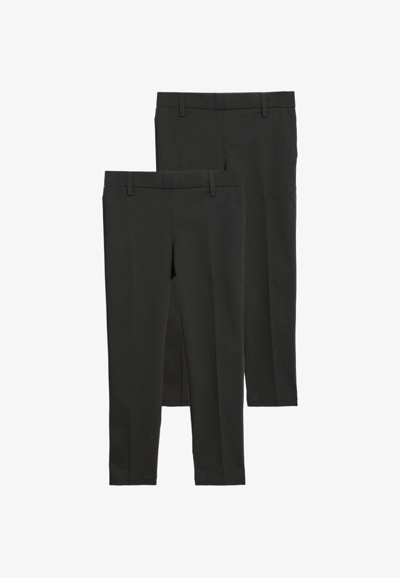 Zwarte broek van een gladde, lichte stof. Kenmerkt zich door een op maat gemaakte design met riemlussen en rechte pijpen.