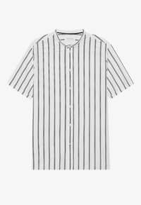 Camicetta bianca a maniche corte con strisce verticali nere, scollo rotondo e chiusura frontale con bottoni. Tessuto morbido, design minimalista.