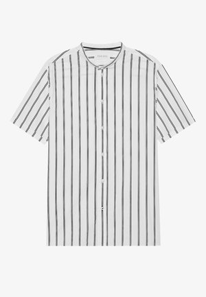 Chemise blanche à manches courtes avec des rayures noires verticales, encolure ronde et fermeture à boutons à l'avant. Tissu lisse, design minimaliste.