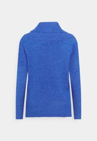 Pull à manches longues en tricot bleu avec un col montant côtelé, vu de dos sur un fond blanc uni.
