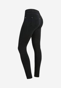 Pantalon skinny noir taille haute avec poche arrière et détails de rivets argentés, vu en vue arrière trois quarts.