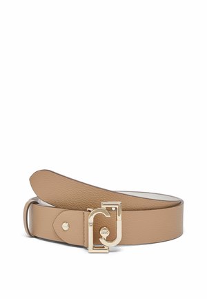 Cintura in pelle beige con una texture, fibbia rettangolare tono oro con un design stilizzato "CJ", disposta a spirale su uno sfondo bianco.