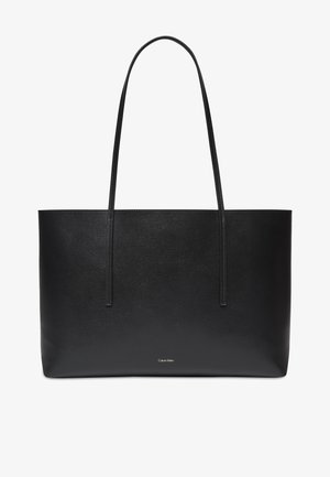 Czarna skórzana torba typu tote z cienkimi paskami na ramię i małym logo Calvin Klein umieszczonym na środku blisko dołu.